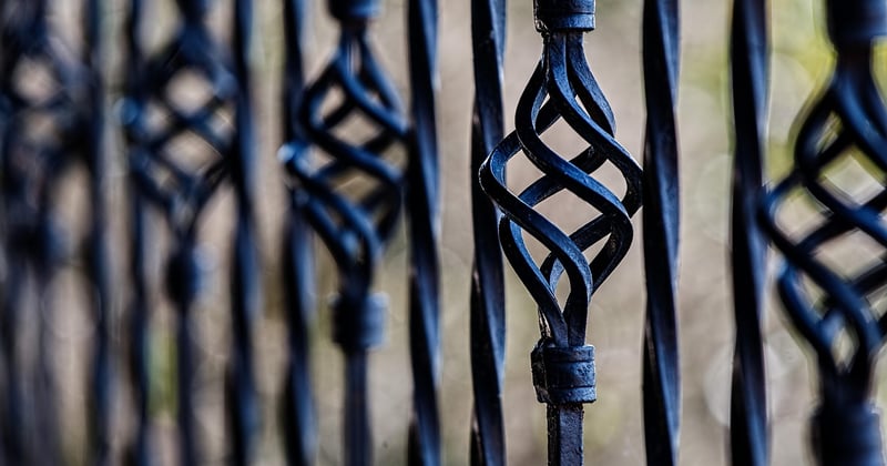 Restauration d'une grille en fer forgé : la méthode traditionnelle qui fait renaître le métal